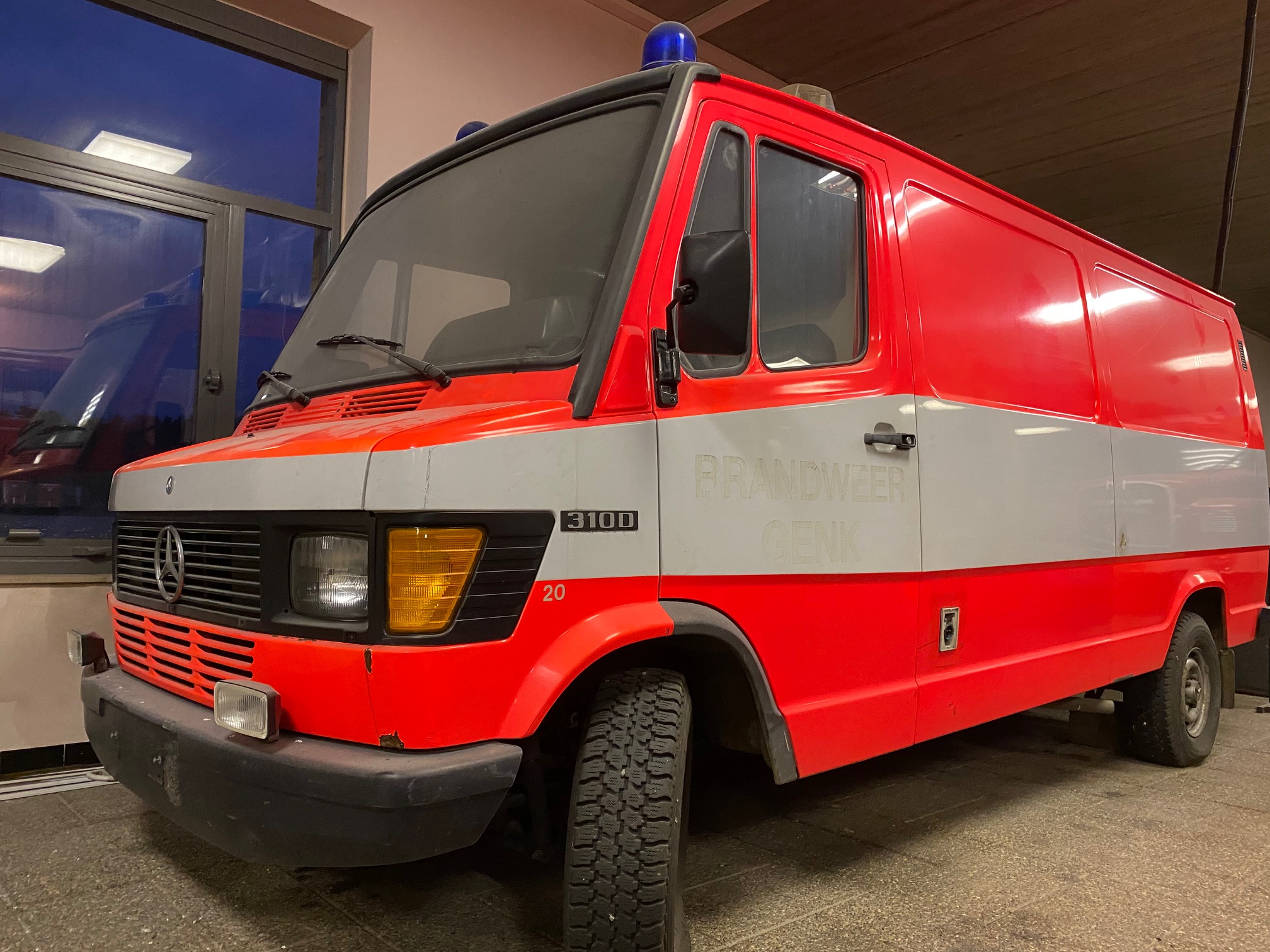 MERCEDES 310D ( 71000 km ) Armand Lowie